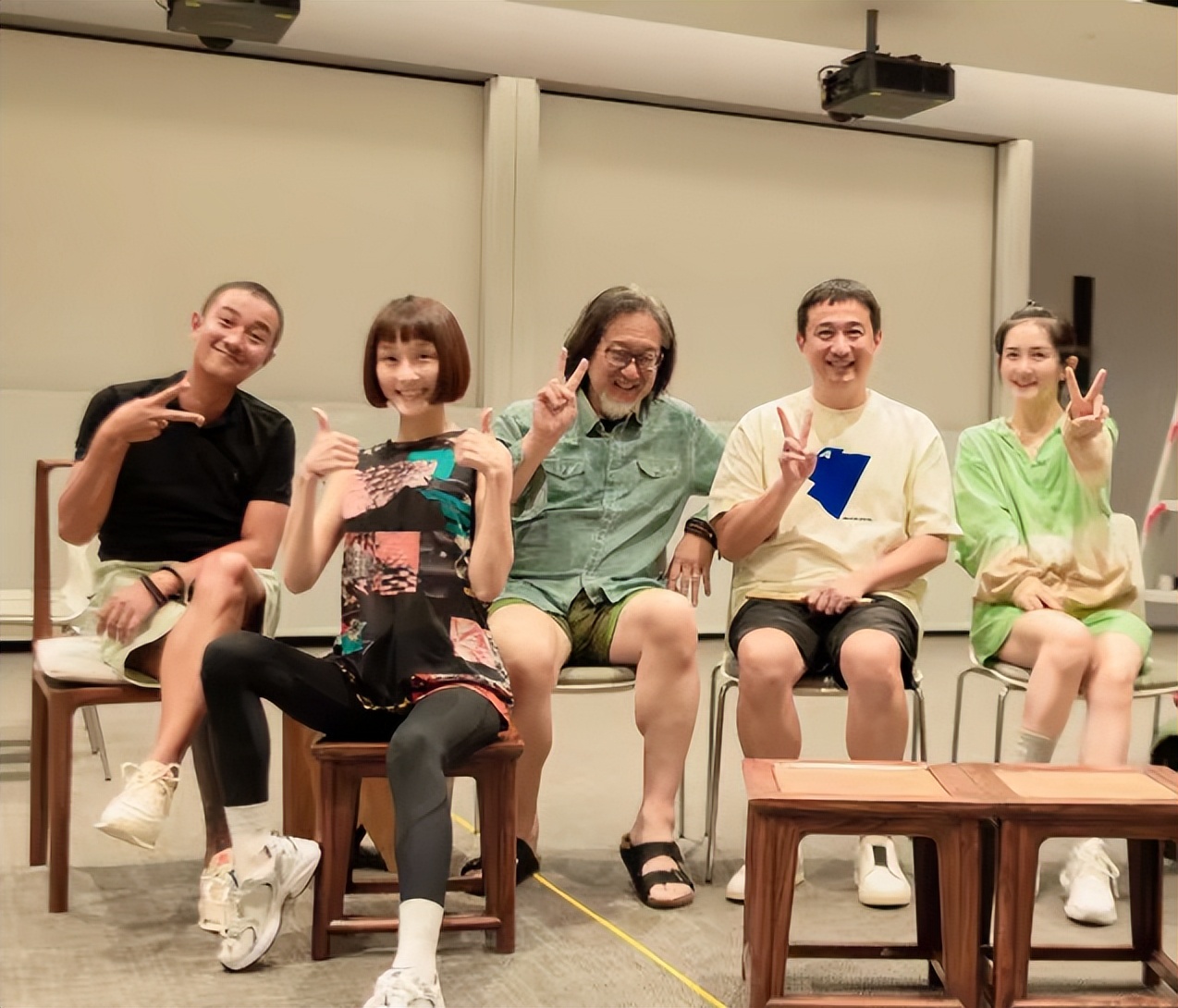 谢娜|38岁文章近照发福!和谢娜现身话剧发布会,脸部圆润发红变化大