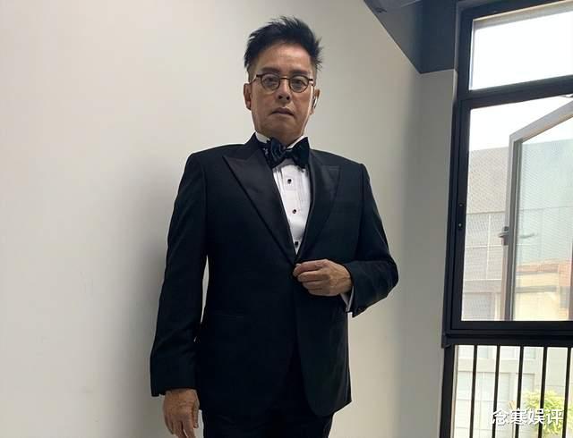 谭咏麟|72岁谭咏麟腿部受伤后，第一次接触艾灸治疗，嘴唇发白表情很痛苦