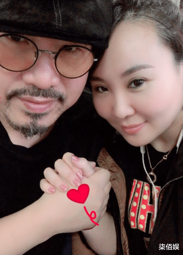 王小利|“刘能”王小利送小儿子出国读书,父子俩拥抱告别,豪宅宽敞雅致