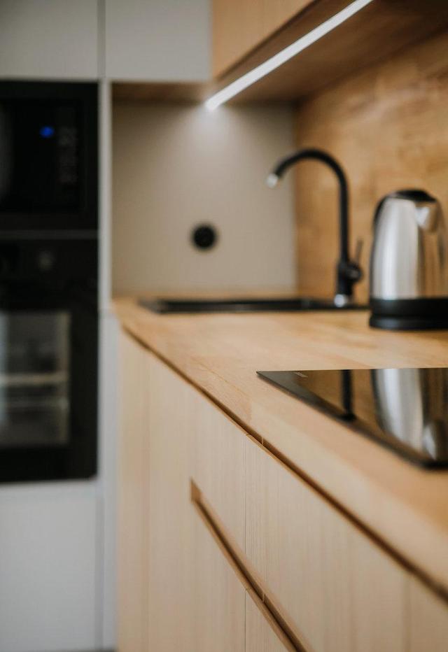 ?55平小户型,浅原木厨房和卧室,扩大空间还拥有大自然的舒适感