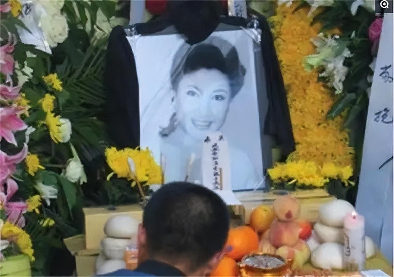 李萱|高秀敏女儿李萱近况：母亲去世继承丰厚财产，今谈及母亲哽咽落泪