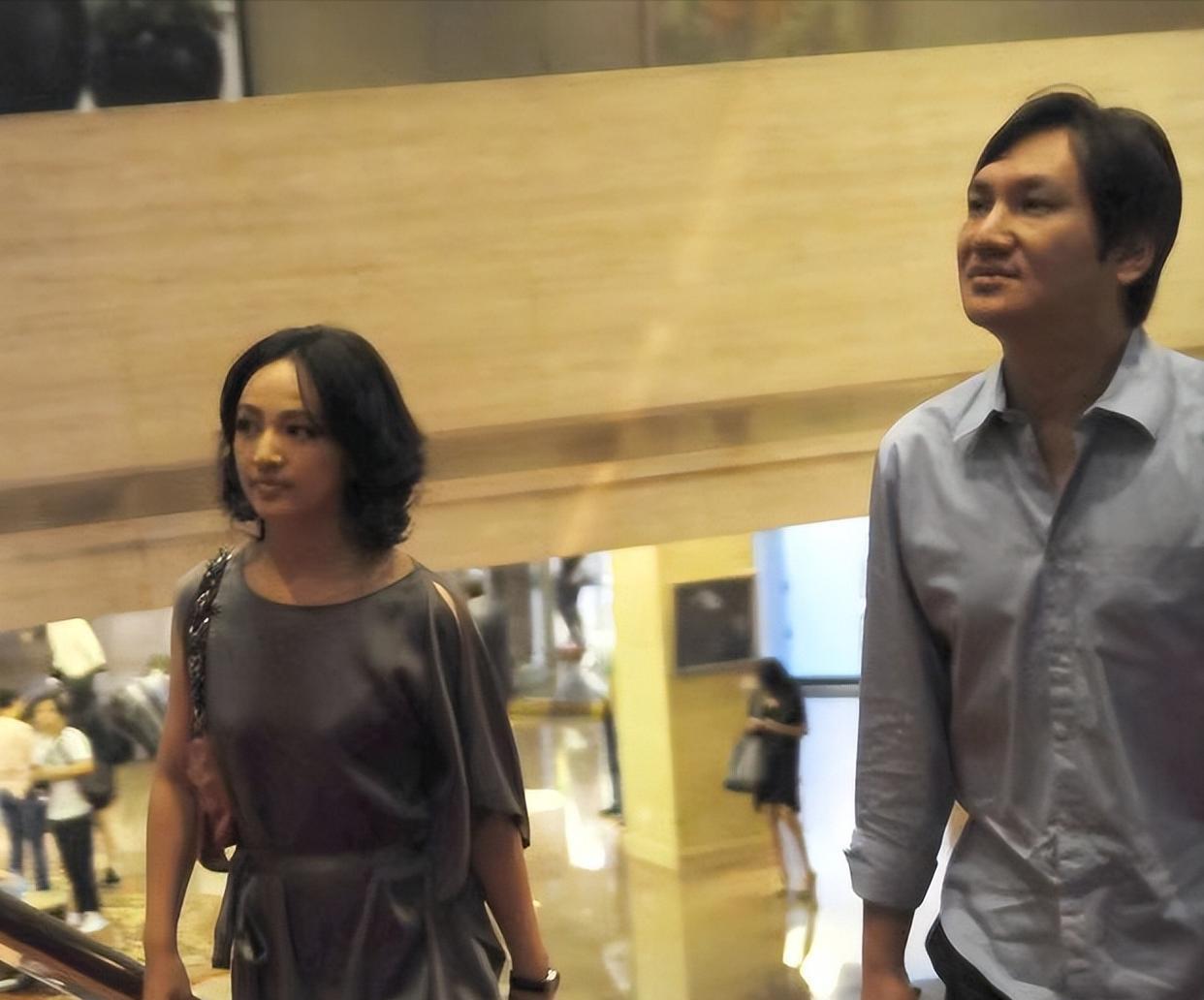 罗海琼|罗海琼带老公参加酒会，她还是那么喜欢素颜，老公高大威猛像路人