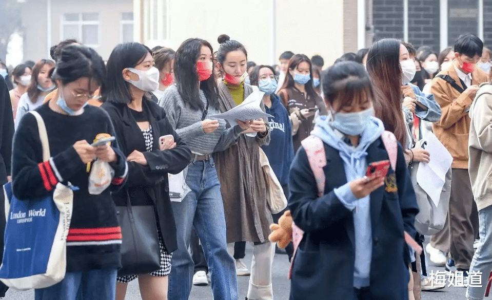 教师|22年考教资的人数超千万，其中800万人为非师范生，想上岸非易事