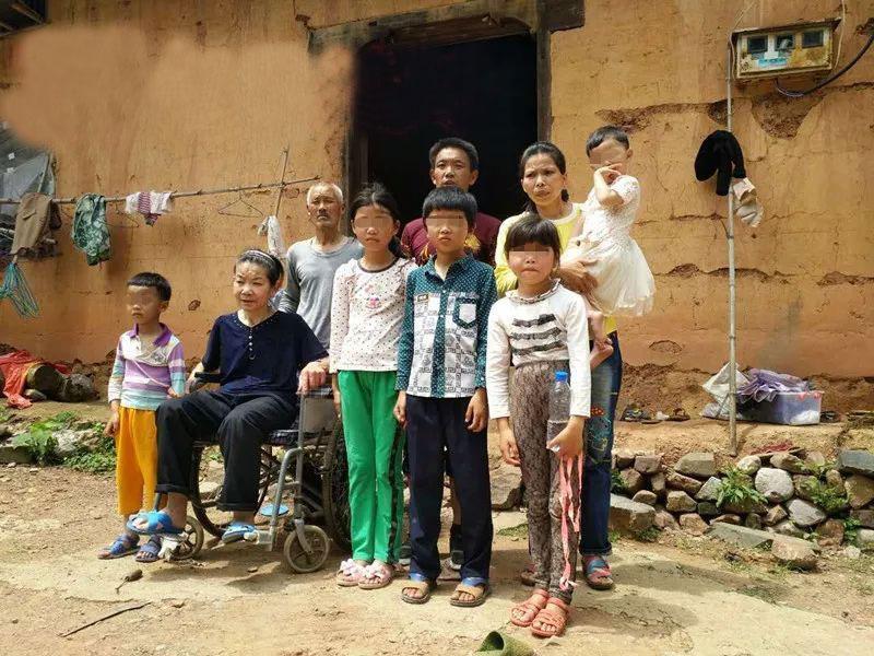 人大的女毕业生,嫁到山区生下六个孩子,竟靠着领取低保过日子