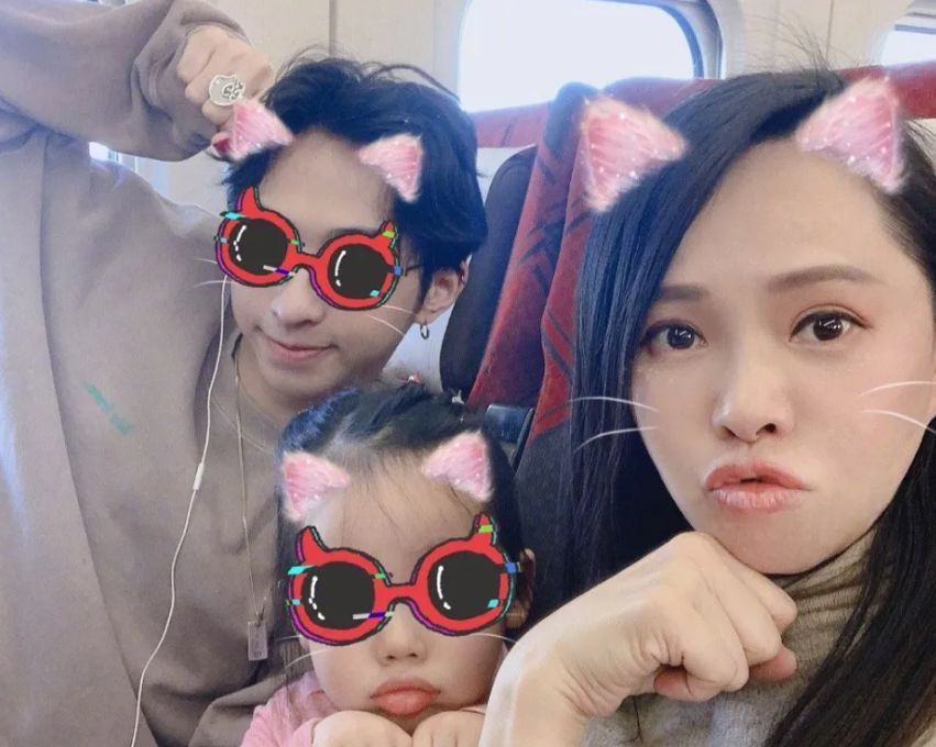 伊能静|伊能静与儿子挽手出行，哈利人气超过妈妈，走路姿势引发热议