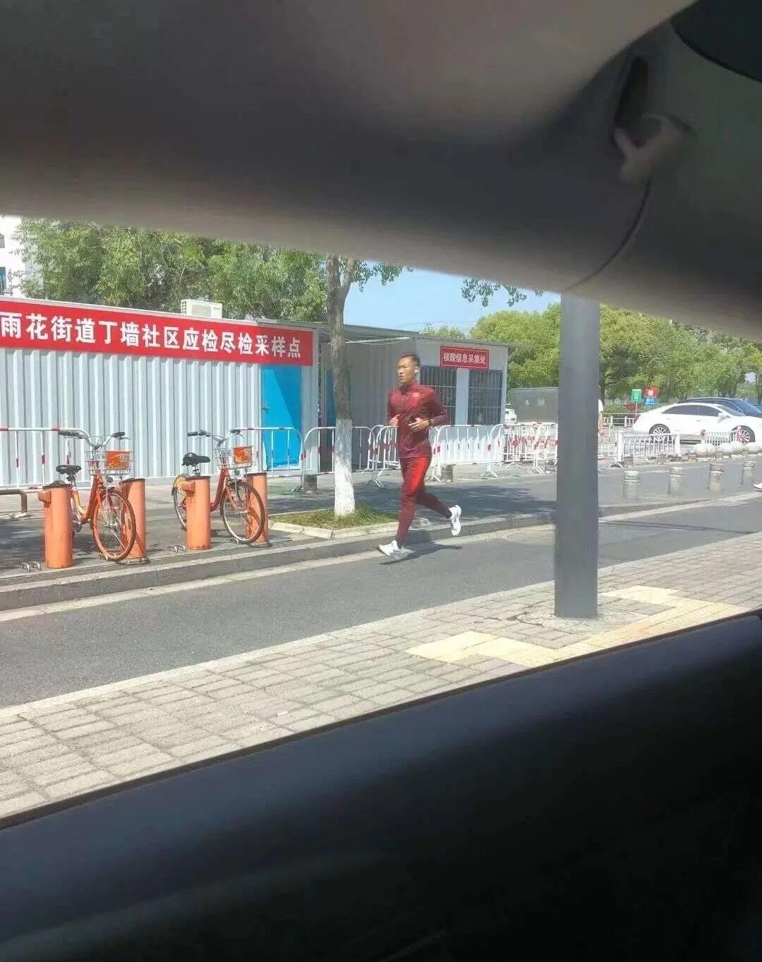 国足|国足队长跑步被批评！球迷：对得起这身衣服吗？