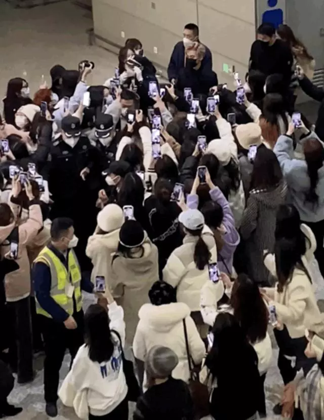 王嘉尔|余景天与王嘉尔:一个躲在中国粉丝身后,一个大胆走出去宣扬中国