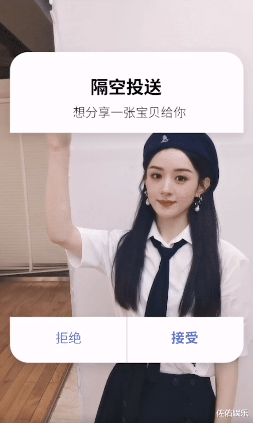 赵丽颖|赵丽颖对镜摆剪刀手显可爱，公开最新行程受期待，离婚后更有魅力