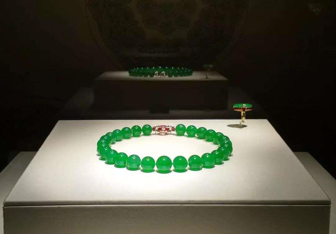 翡翠手镯|富婆们的特殊偏好：为啥都对这件东西情有独钟？