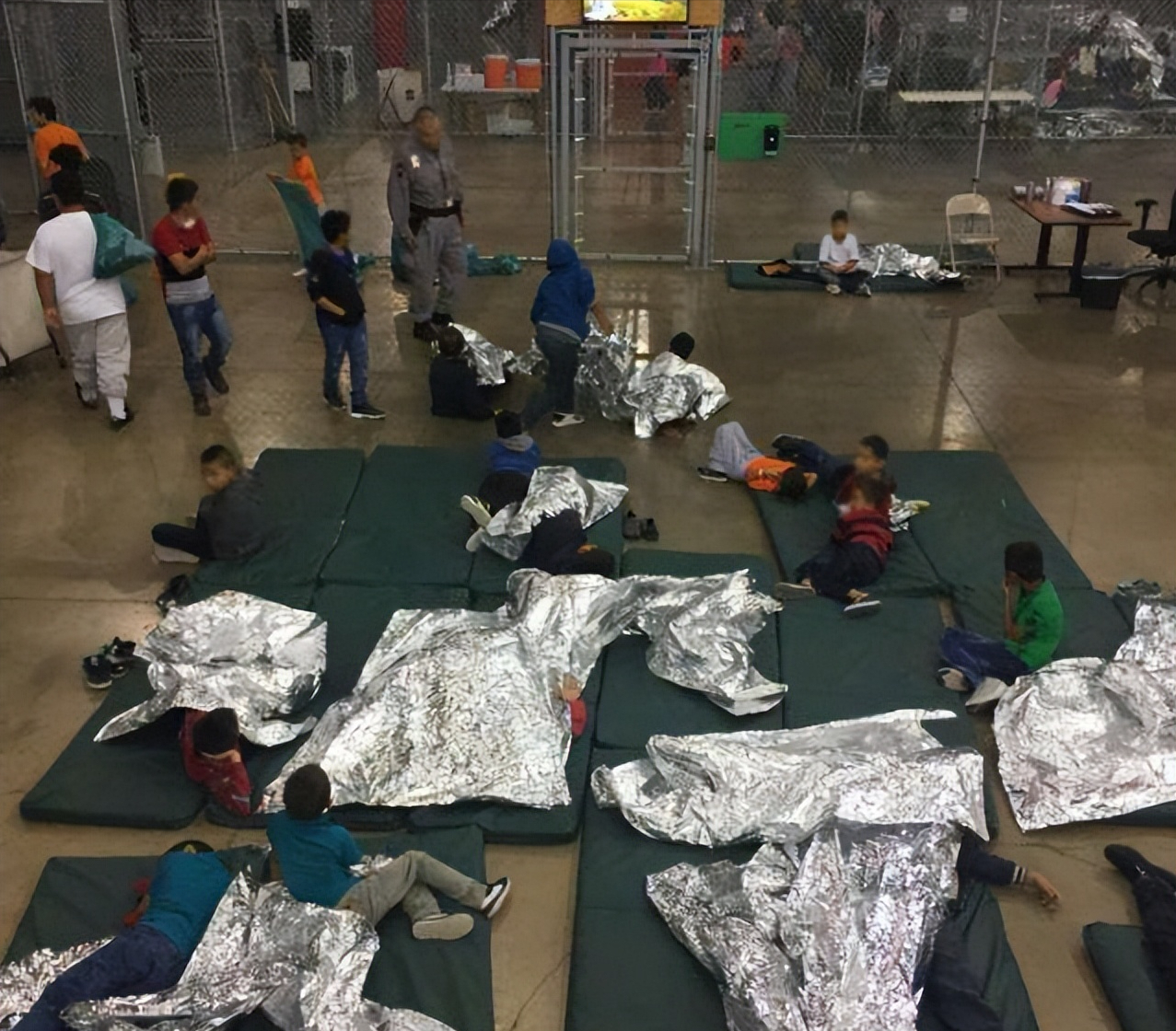 移民|媚外中国男偷渡美国 把难民坐牢吹成度假天堂 却不提被黑人欺辱