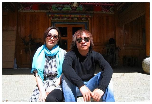 许巍|歌手许巍：与初恋结婚24年无子女，如今54岁仍被叫“许少年”