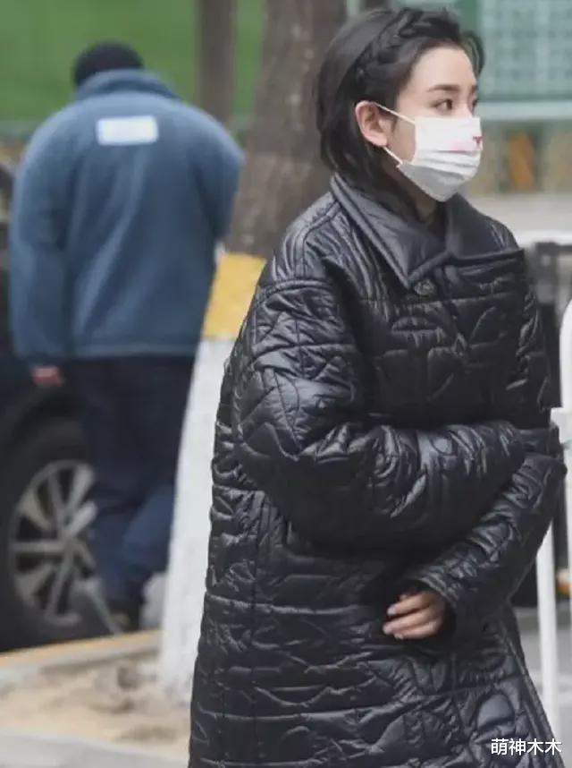 张小斐|春晚私服比拼:赵丽颖千元夹克可爱减龄,张小斐万元大衣输给宋茜