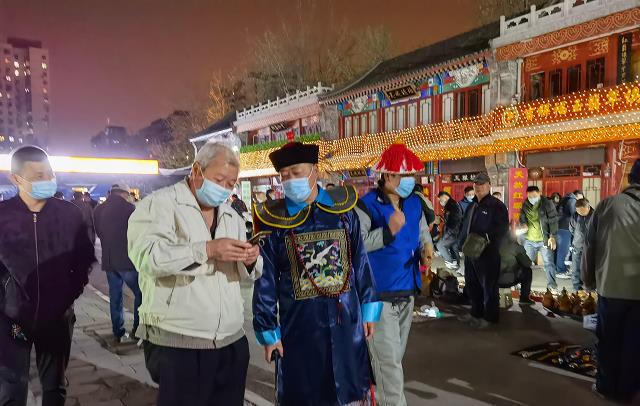 北京“鬼市”:五更出摊天亮消失,看货不问价,照货不照人
