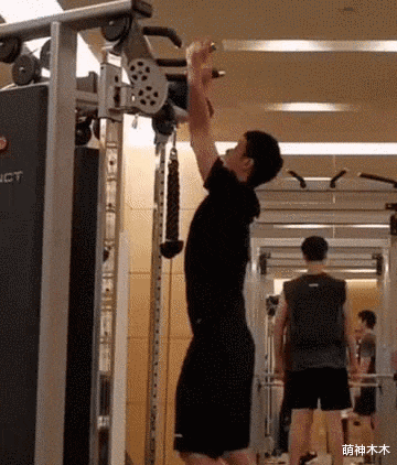 王一博|王一博现身《这街》直播,本人发腮变壮,室内穿毛衣还是女款