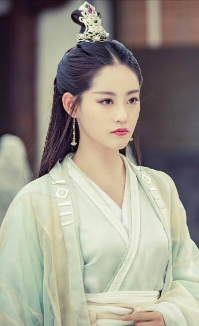 祝绪丹|杨幂旗下艺人祝绪丹热巴同穿绿色礼服红和不红的差距自己看