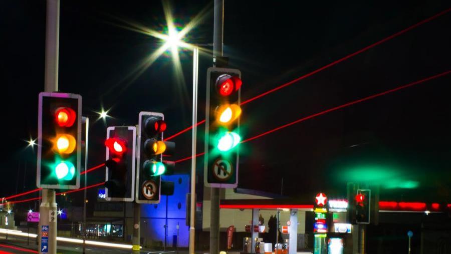 开到了路口中央，才发现闯红灯了，司机怎么做才能不扣6分？