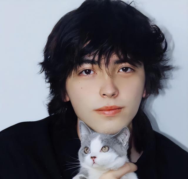 清华大学|清华“混血学霸”走红，颜值“爆表”令人惊艳，女生见了很心动