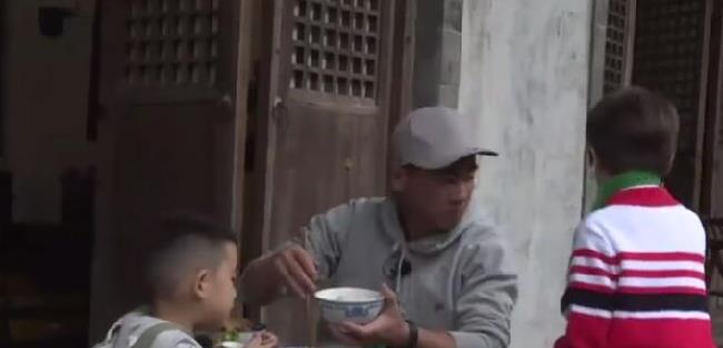 杜宇麒|嗯哼看不惯陈小春吃饭坐姿,陈小春:我们穷人家,太子你回房吃吧