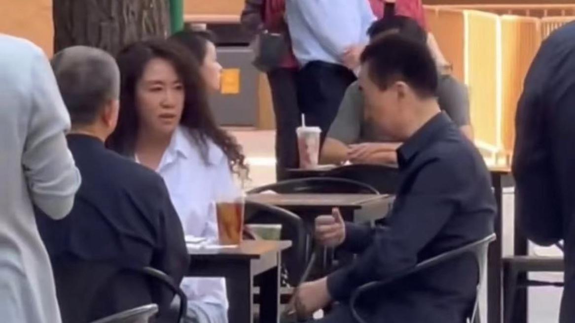 王健林|67岁王健林和女导演聚会！穿着朴素暴瘦明显，身旁站一圈便服保镖