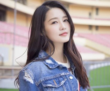 小沈阳|李沁与小沈阳聚餐，饭局没散提早离场，小沈阳门口抽烟好惬意