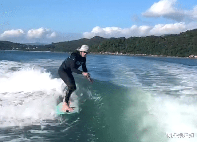 粉色|60岁周星驰挑战冲浪,动作潇洒灵活身姿轻盈,状态犹如年轻小伙