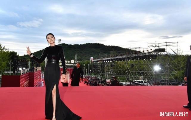 巩俐|恭喜巩俐！时隔15年被提名影后，出席活动造型重回当年封神年代