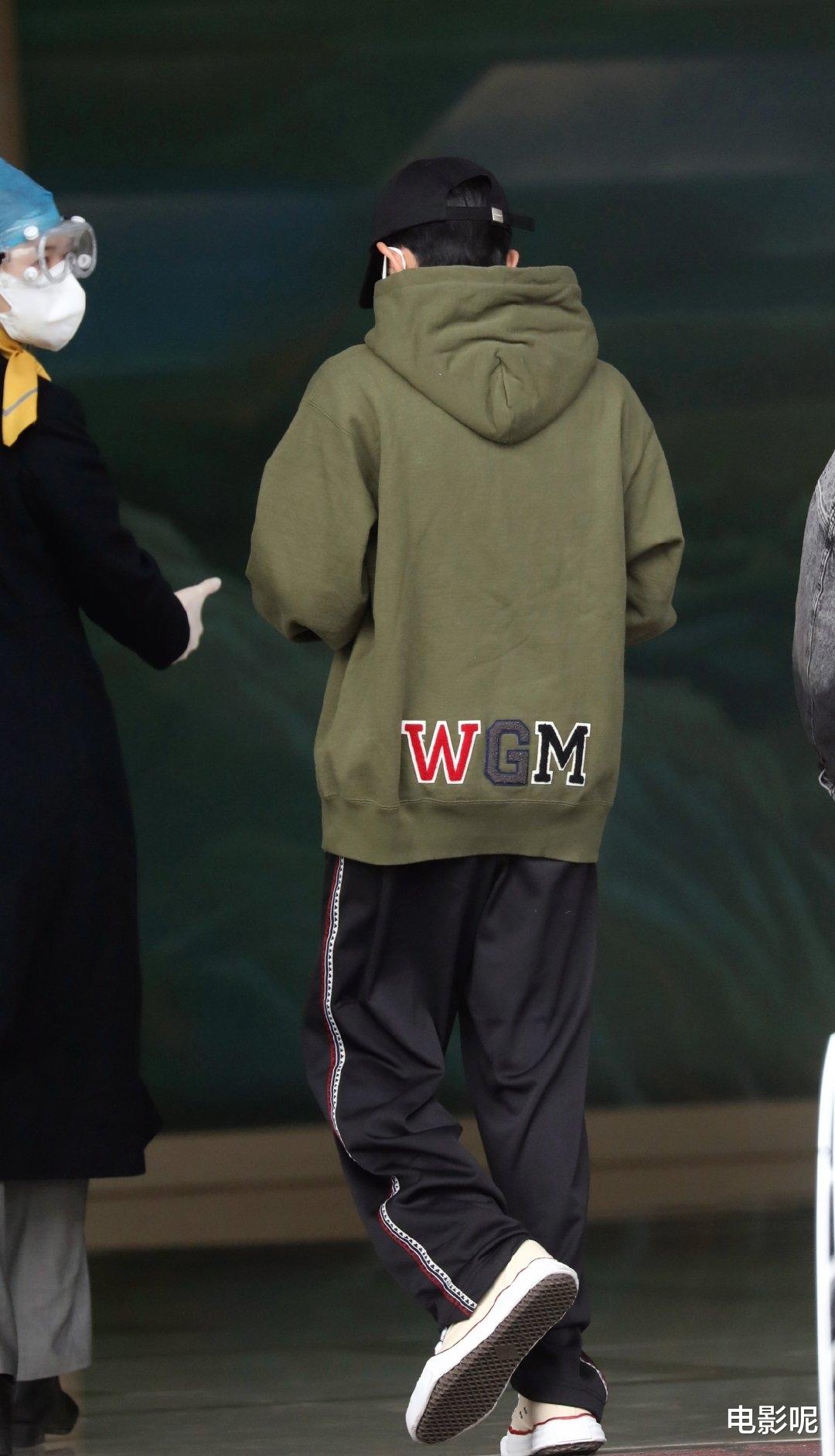 王源|王源身着“我刚吗”卫衣前往海口，被人偶遇在海边坐沙滩车工作