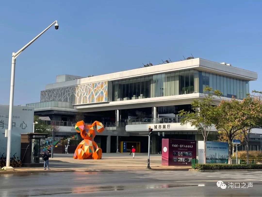 沌口街头多了很多“卡通雕塑”