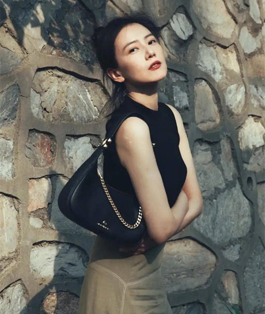 高圆圆|高圆圆开着豪车回老家，身穿开叉裙大秀身材，丈夫却不在身边