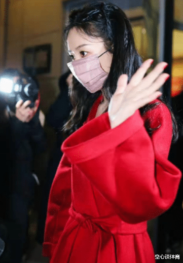 赵丽颖|赵丽颖为春晚做宣传，无惧不加滤镜的高清镜头，婴儿肥太可爱了