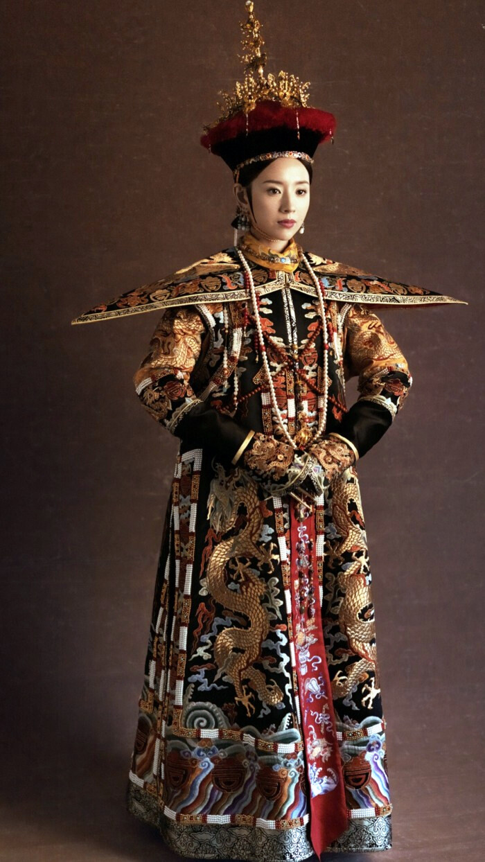 42岁董洁经济拮据?房间窗户破损就快脱落,地板裂缝围裙也破洞