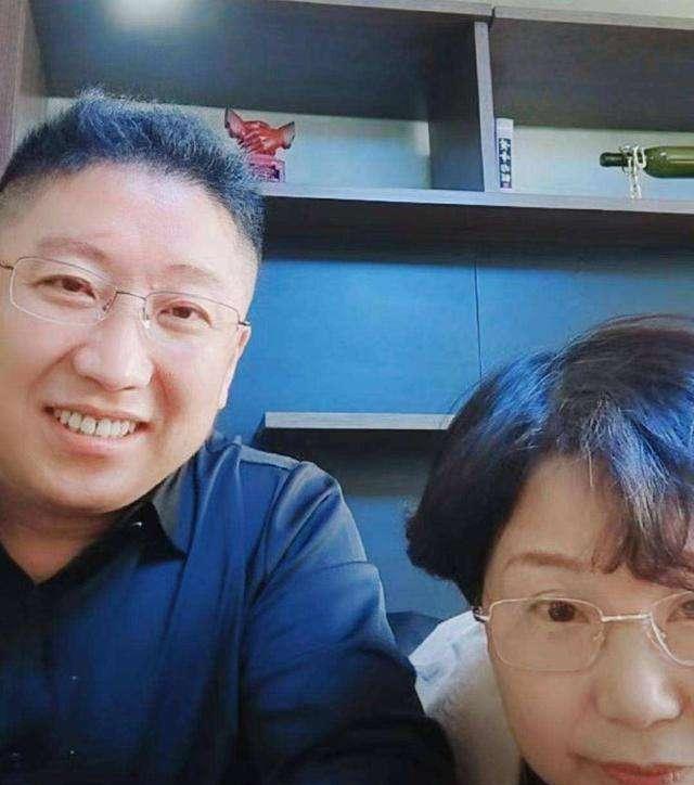 杜新枝|冰火两重天!杜新枝近照曝光显憔悴,与昔日庆祝照形成鲜明对比