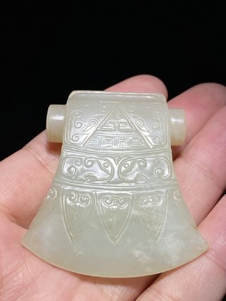 和田玉籽料|清乾隆 和田玉籽料 白玉 玉钺 博古兽面纹 斧形珮