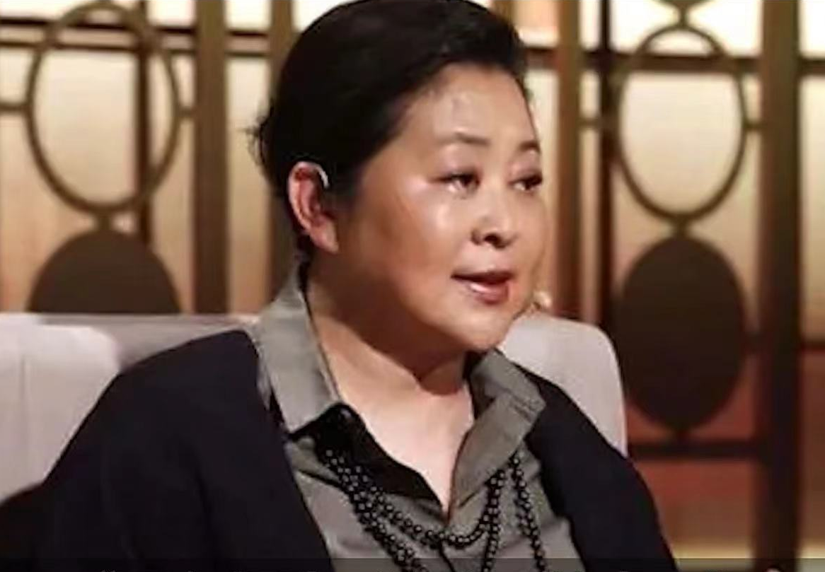 倪萍|?63岁倪萍现身暴瘦明显,双眼难睁开被指认不出,在家闲坐穿毛背心