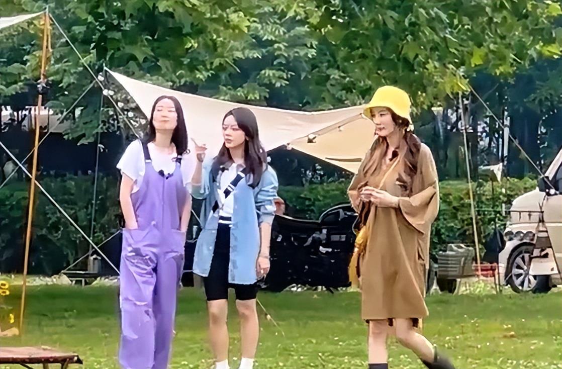 杨幂|杨幂穿吊带身材太辣！胸口露一片白净皮肤，手拉巨大箱子十分卖力