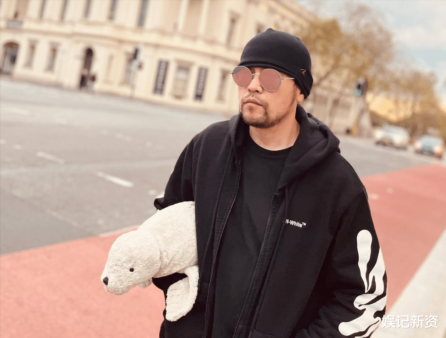 周杰伦|周杰伦直播间人数破六百万，现场给网友“画饼”，还捐出直播收入