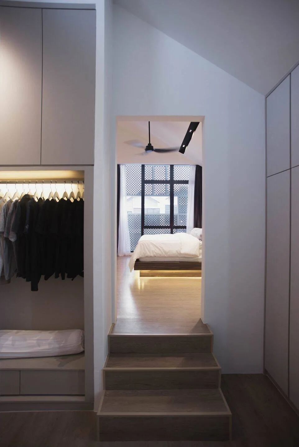 住顶楼西晒户型,阳台不用玻璃封改用网格板,通风凉快住着快活!