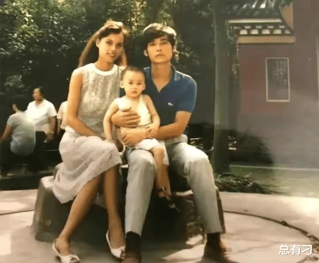 李易峰|?李易峰全家福,老爸面相很凶,老妈很漂亮,以后只能靠啃老了?