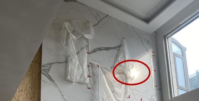 客厅挑空6.4m,考虑岩板上墙不脱落,5.5米电视墙全铺满,档次高