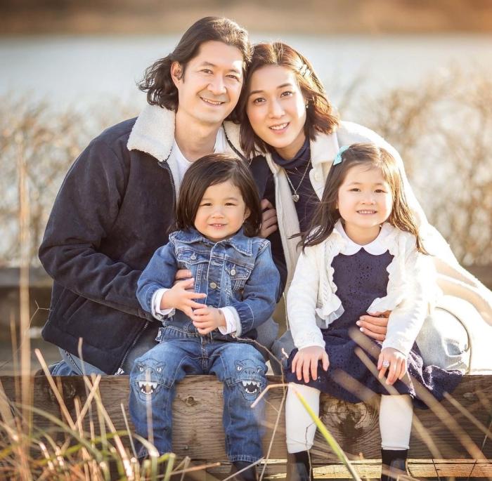 钟嘉欣|钟嘉欣晒38岁庆生照,手持B超单官宣怀三胎,儿女亲吻妈妈孕肚超暖心