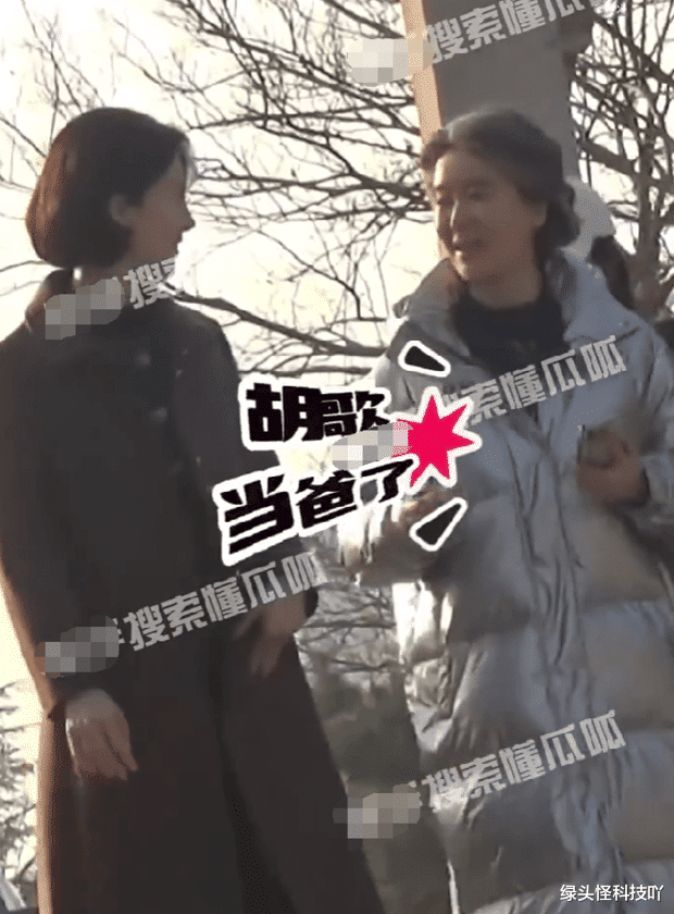 胡歌|胡歌现身医院停车场,穿黑色大衣超低调,接黄曦宁产后出院