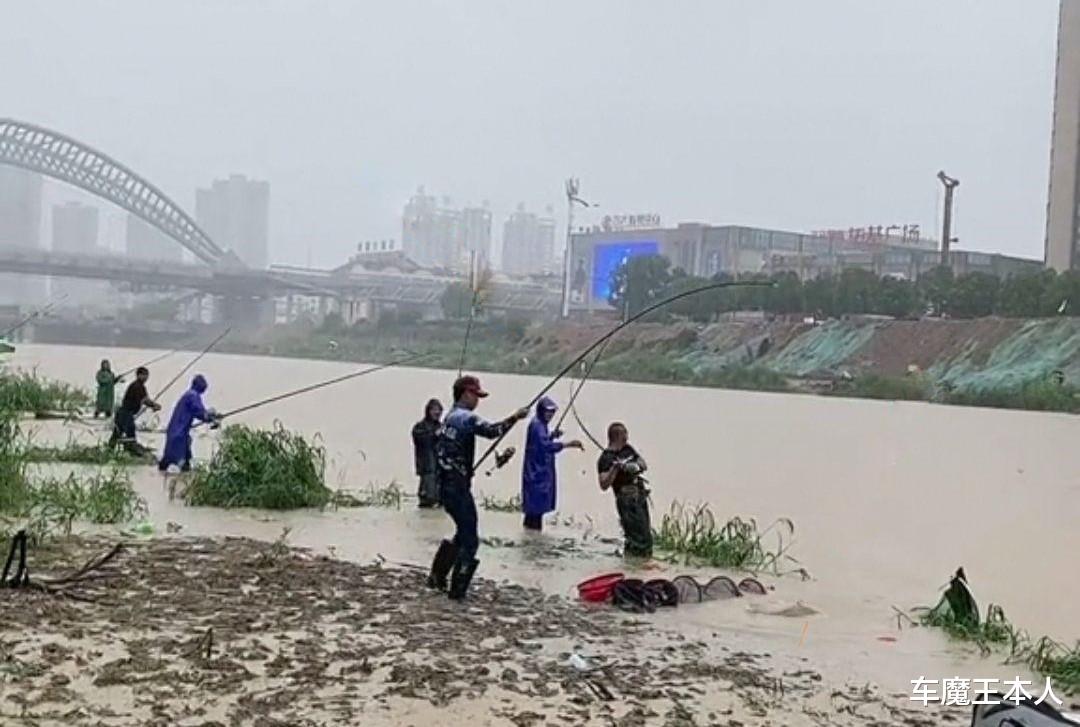 |钓鱼不是法外之地,违法锚鱼不听劝阻,数人被带走