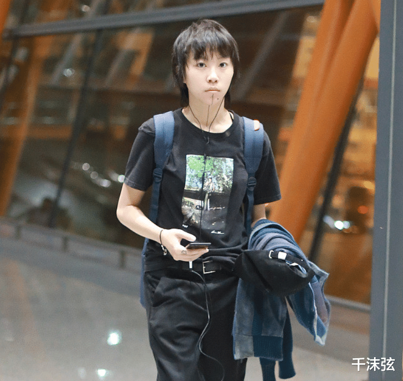 王菲|王菲大女儿罕露面!留长头发越来越女人,与妹妹李嫣一样个性