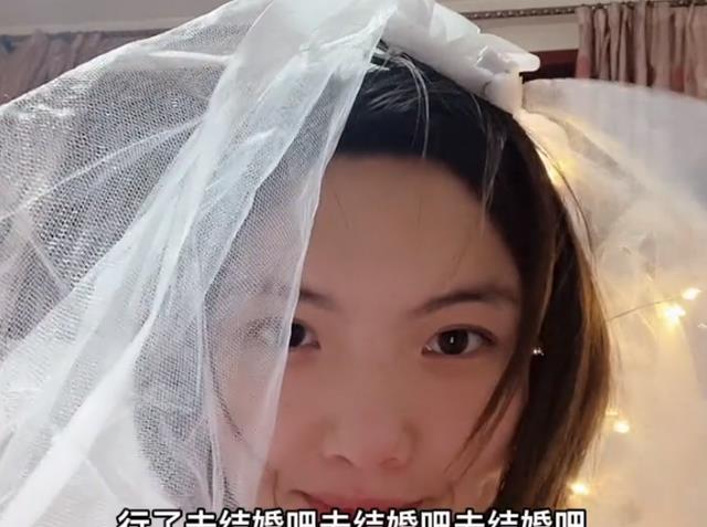 河南27岁姑姑被侄女催婚,戴上头纱后“图穷匕见”,网友操碎了心