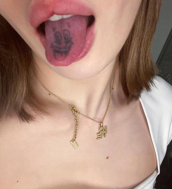 金泫雅|泫雅上演疯狂之举,裸全背秀文身,韩网:文身中毒!