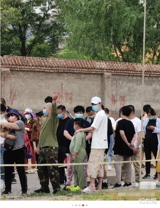|郭德纲一家四口排队做核酸,王惠打扮朴素,郭汾瑒胖得有些夸张