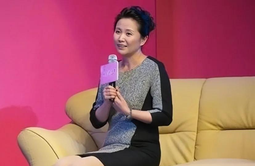 黄菡|黄菡:情感导师却离婚,被网友指责两面派,其实这是乌龙事件