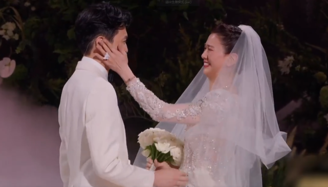 袁咏仪|张智霖袁咏仪在披荆斩棘补办婚礼，送纸戒指甜蜜拥抱亲吻画面感人