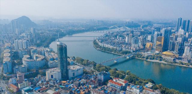 广西众多钓鱼人在柳江边垂钓,把城管都招来了,到底怎么回事?
