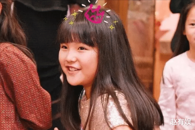 李湘|李湘母女再度凭豪气出圈,看国际LV秀展,全身装扮超过百万